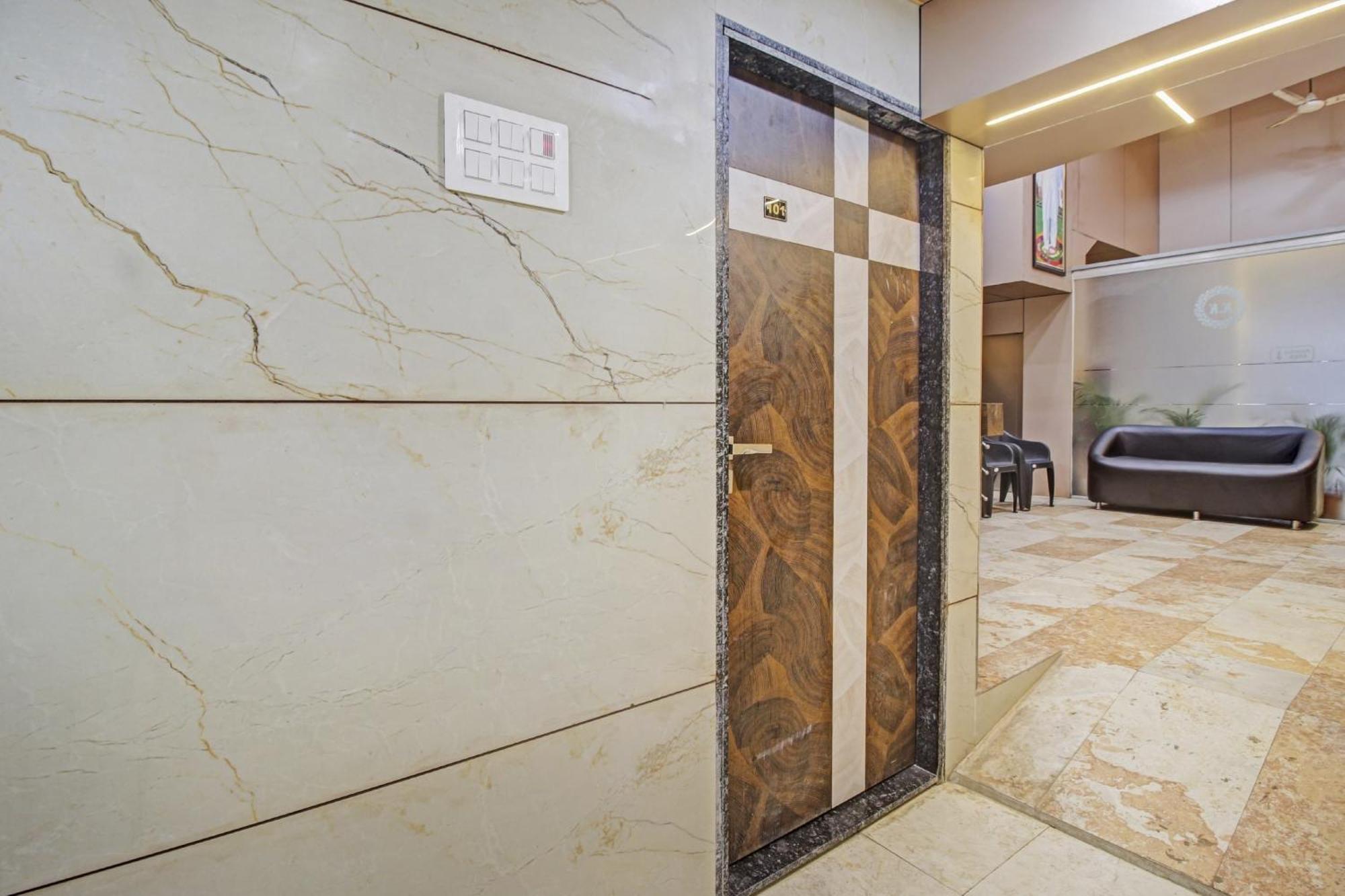 Hotel Ambedkar Kalyān Buitenkant foto