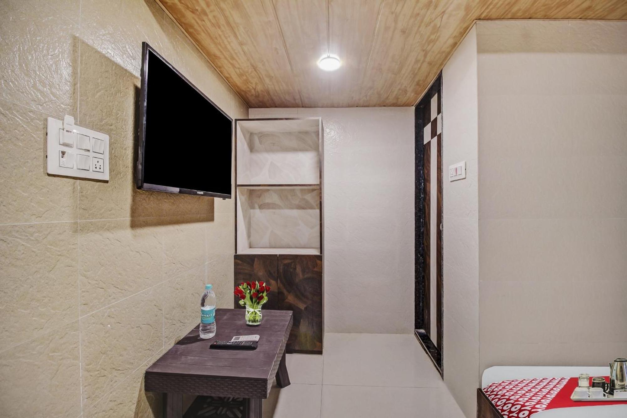Hotel Ambedkar Kalyān Buitenkant foto