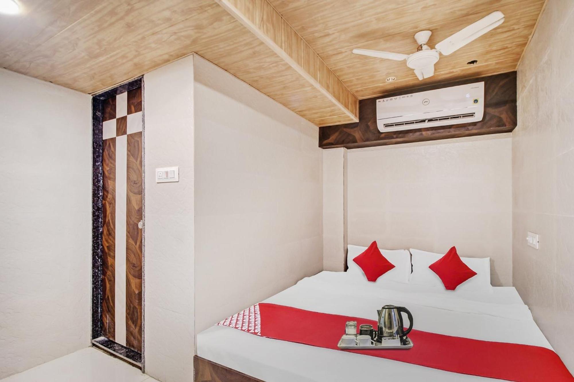 Hotel Ambedkar Kalyān Buitenkant foto
