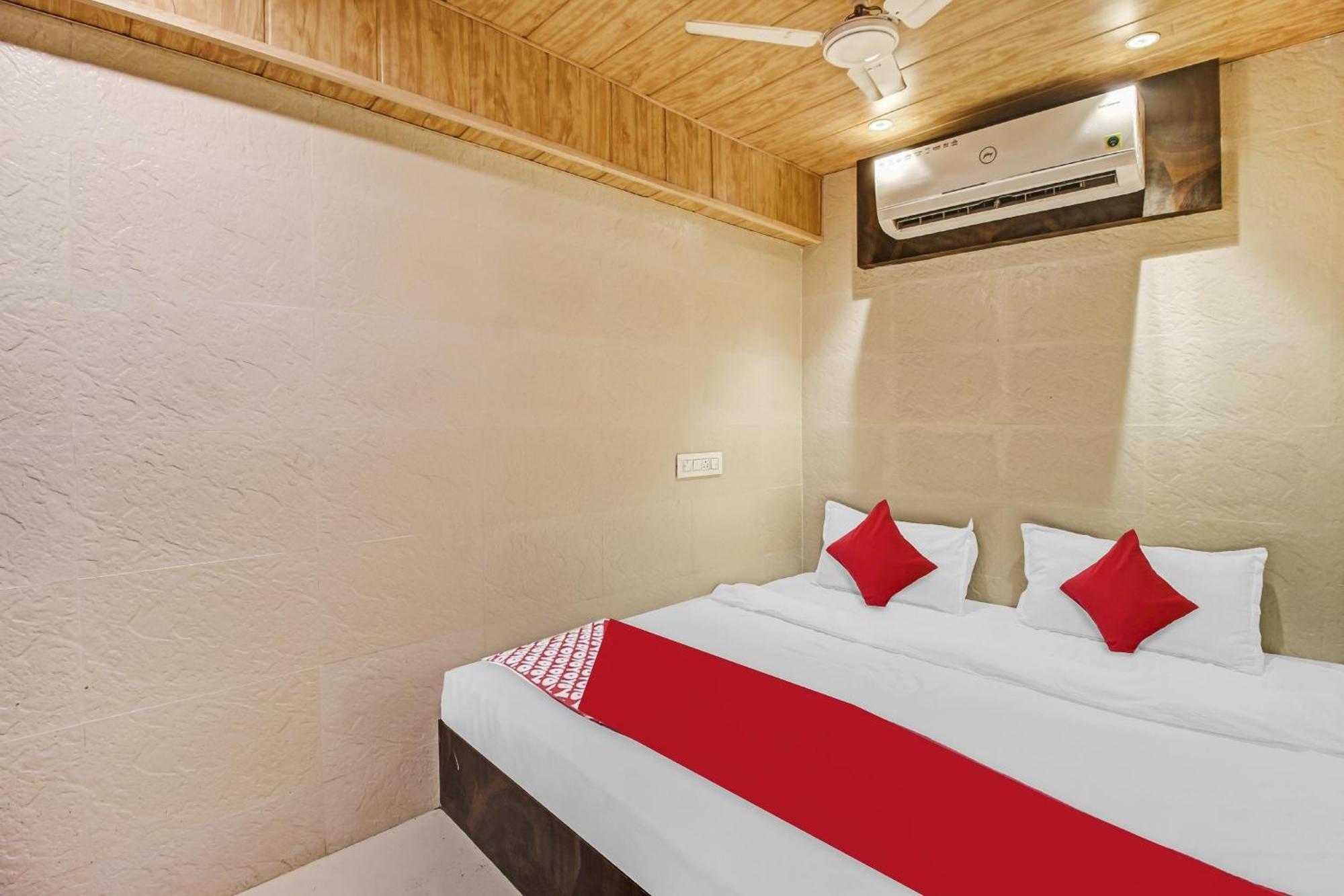 Hotel Ambedkar Kalyān Buitenkant foto