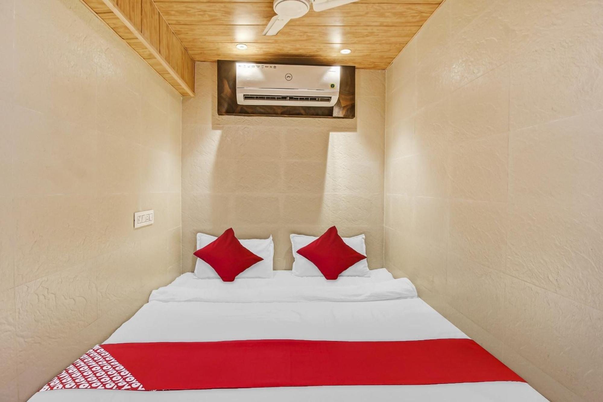 Hotel Ambedkar Kalyān Buitenkant foto